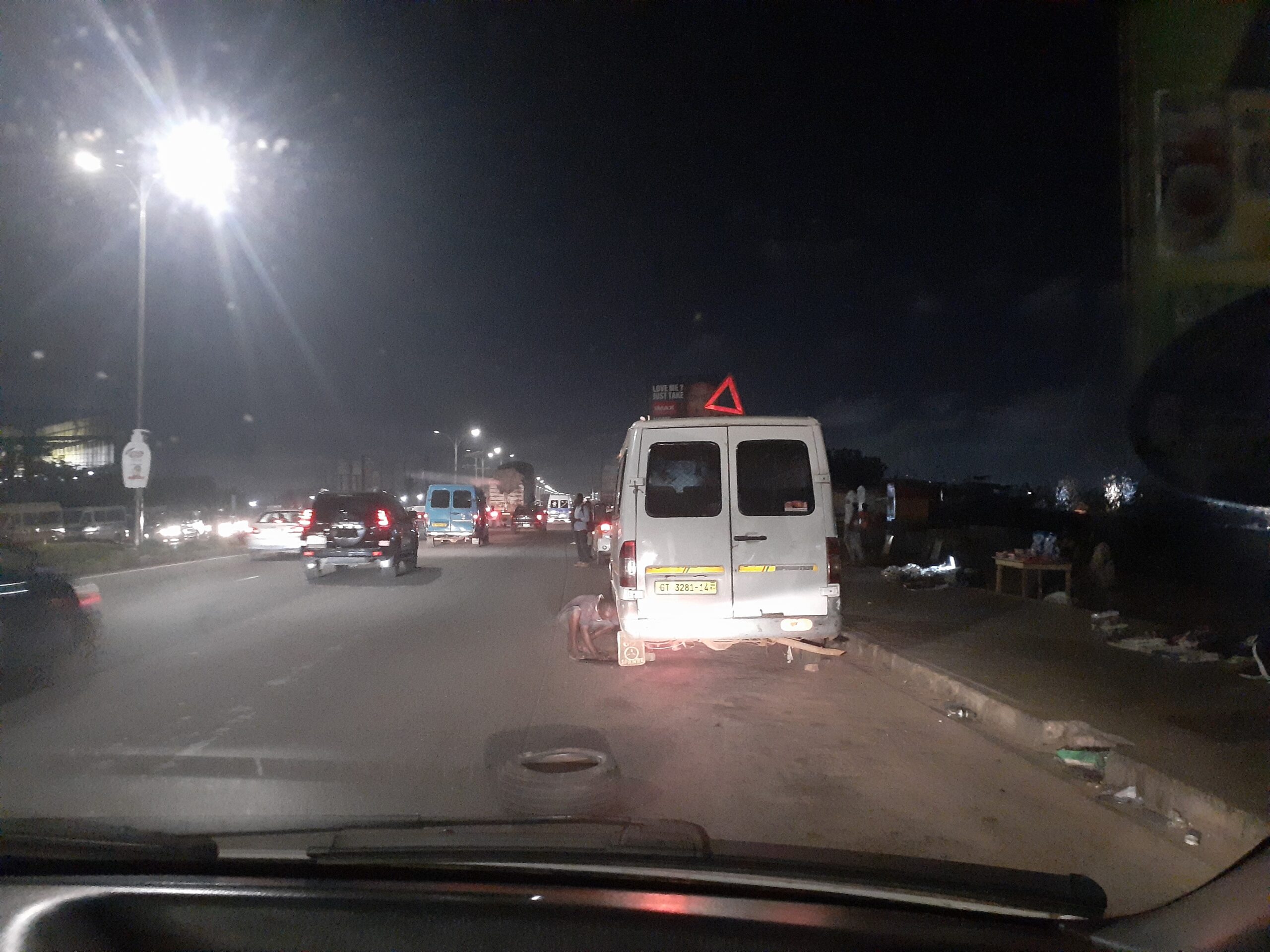 Trosky driver uses tyre as warning triangle, poses danger on the N1