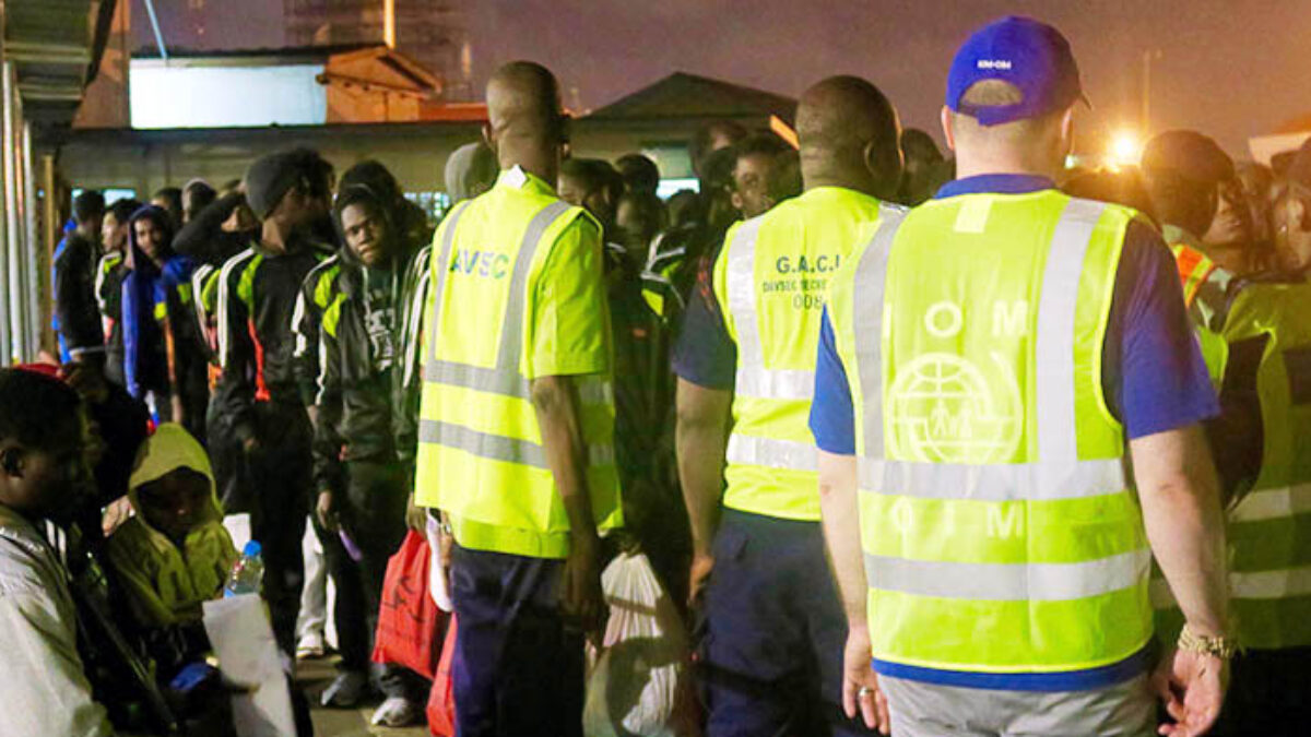 ‘Show boy, bring us home’ – Over 500 Ghanaians stranded in Dubai woo Nana Addo